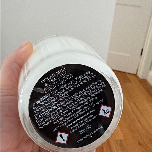 NEST Fragrances Ocean Mist & Sea Salt Candle - Black and Blue - Picture 4 of 4